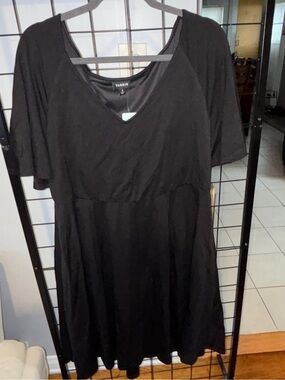 Torrid Black V-Neck Short Sleeve Capelet Dress NWT